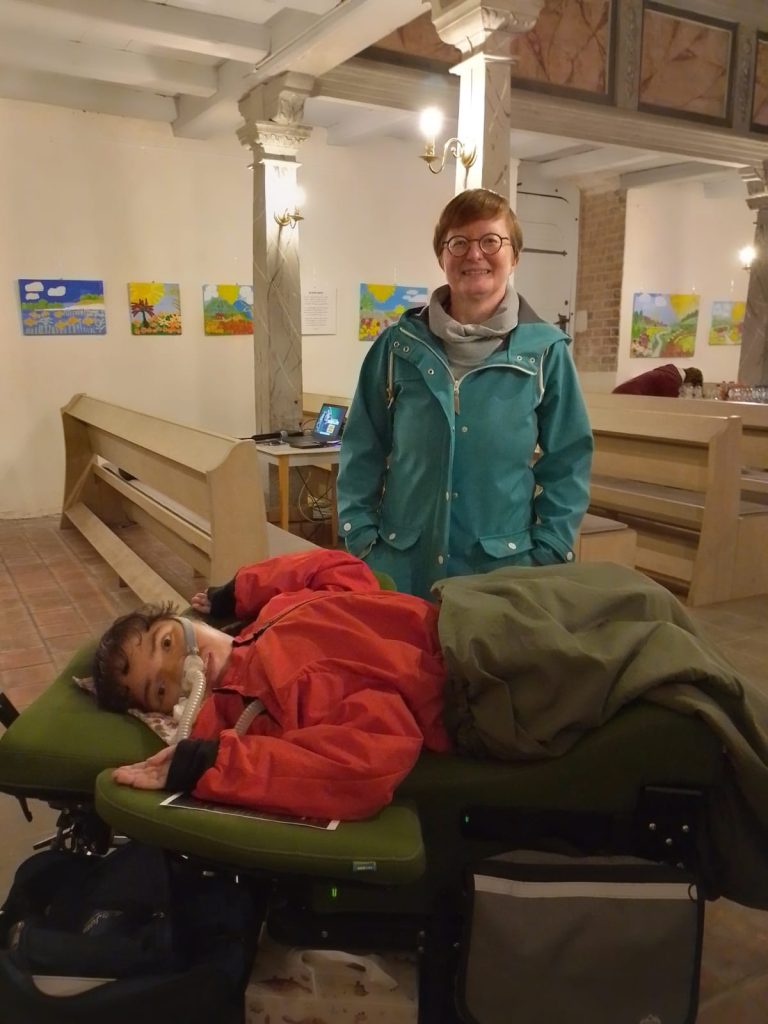 Freude über die fertige Ausstellung