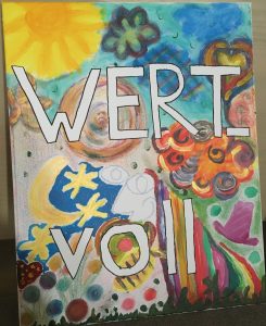 Buntes chaotisches Bild mit Sonne, Mond, Sternen, Himmel, Herz usw., über das ganze Bild verteilt ist der große weiße Schriftzug "WERTVOLL"