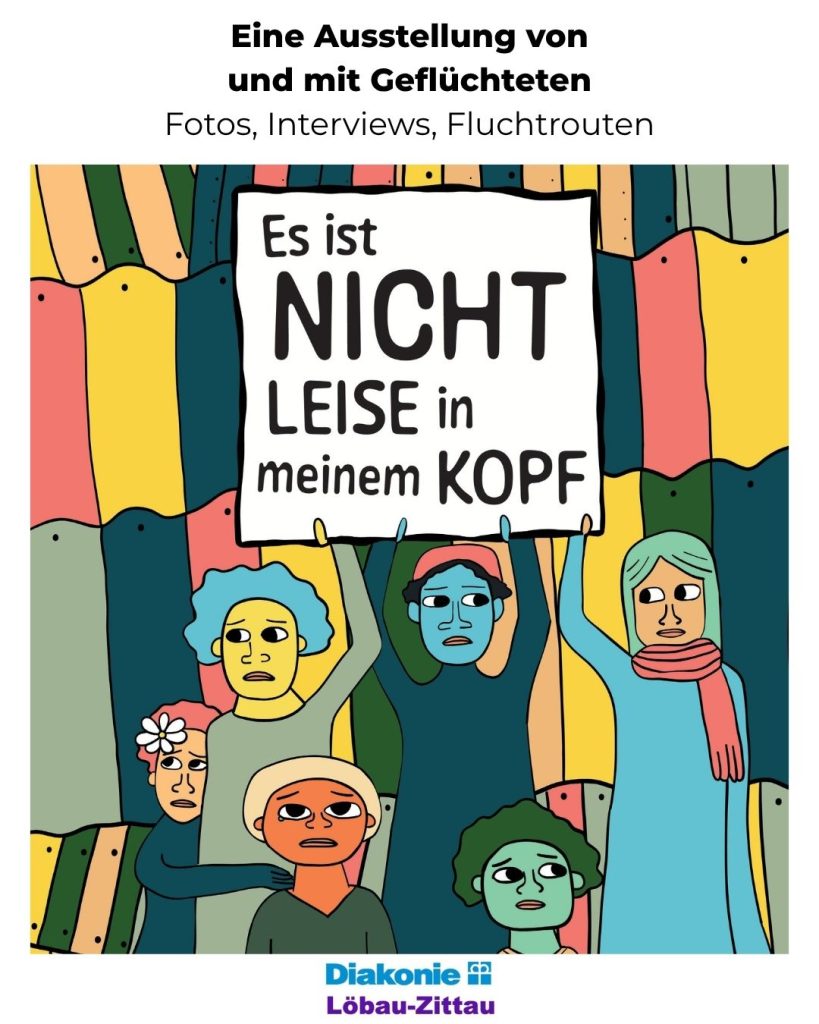 Eine Ausstellung von und mit Geflüchteten. Fotos, Interviews, Fluchtrouten. 
Traurige Menschen mit bunten Gesichtern und Kleidern halten vor einem bunten Hintergrund ein weißes Schild mit dem Text "Es ist nicht leise in meinem Kopf" hoch.
